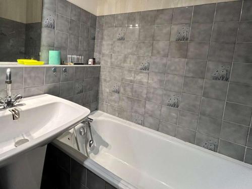 une salle de bain avec une baignoire blanche et un lavabo dans l'établissement Studio 4 Pers, Plage à 800m, Centre Cannes la Bocca, Ascenseur, Wifi Gratuit - FR-1-609-99, à Cannes