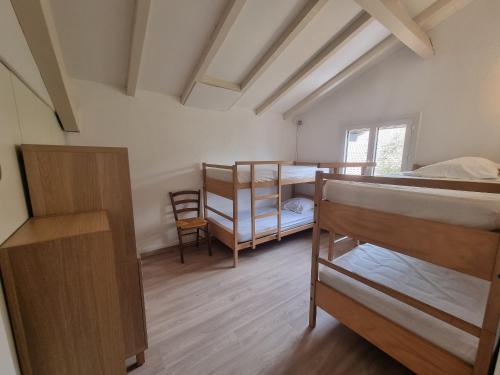 une chambre avec deux lits superposés et un bureau dans l'établissement Villa à Seignosse: Plage à pied, Terrasse, 3 Chambres, Quartier calme - FR-1-239-1036, à Seignosse