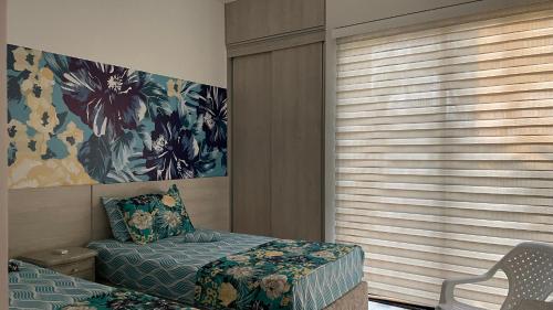 a bedroom with a bed and a window at Casa en condominio in Flandes