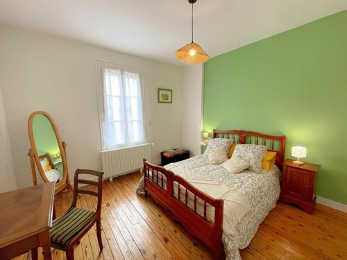 Un pat sau paturi într-o cameră la Gîte Loches, 3 pièces, 3 personnes - FR-1-381-572