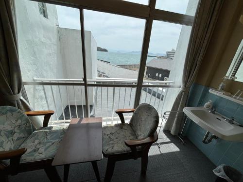 土庄町にある海辺の宿　入舟の椅子、シンク、窓が備わる客室です。