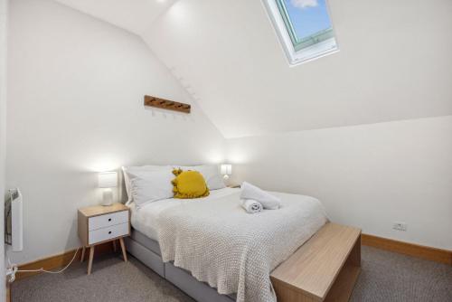 um quarto com uma cama com um bicho de peluche amarelo em Ice 3 em Thredbo