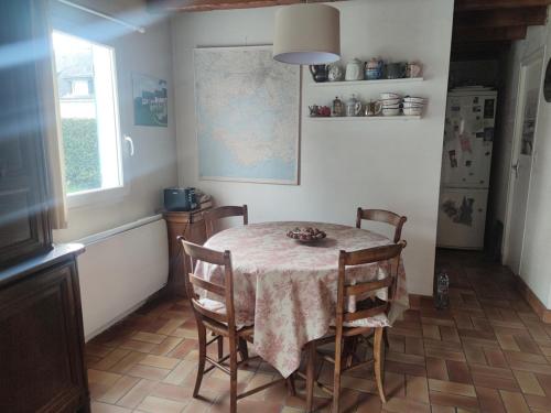 Photo de la galerie de l'établissement Maison spacieuse 6-8 pers., plage & port Logeo à 200m, jardin et terrasse - FR-1-639-115, à Sarzeau