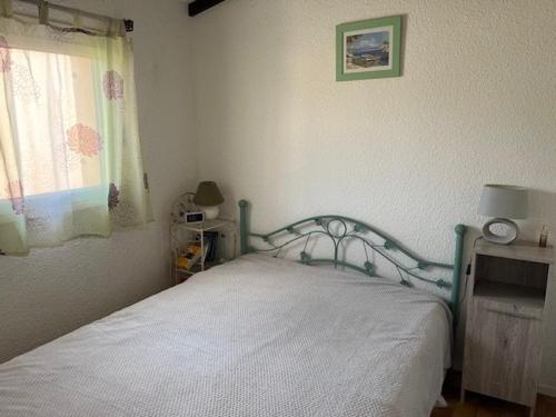 une petite chambre avec un lit et une fenêtre dans l'établissement Appartement climatisé avec piscine proche plage, commerces et golf - 6 pers - FR-1-749-51, au Cap d'Agde