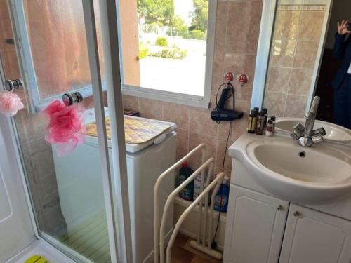 une salle de bain avec douche et lavabo dans l'établissement Appartement climatisé avec piscine proche plage, commerces et golf - 6 pers - FR-1-749-51, au Cap d'Agde