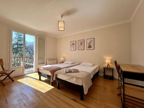 1 dormitorio con 2 camas y ventana en Appartement Briançon, 4 pièces, 6 personnes - FR-1-330C-142, en Briançon