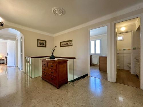 Habitación con tocador de madera y baño. en Appartement Briançon, 4 pièces, 6 personnes - FR-1-330C-142, en Briançon