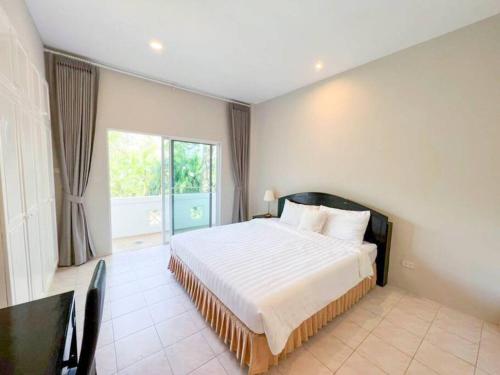 1 dormitorio con cama y ventana grande en Prime Hill , Kathu Phuket / E2, en Phuket