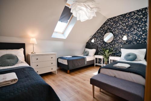 a bedroom with two beds and a mirror at Lipowy Zakątek - domki blisko Energylandii i stacji PKP w Zatorze in Zator