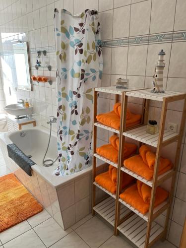 a bathroom with a shower and a tub and a sink at FeWo "Franzi" 5 Personen, zentrale Lage, Parkplatz in Dessau