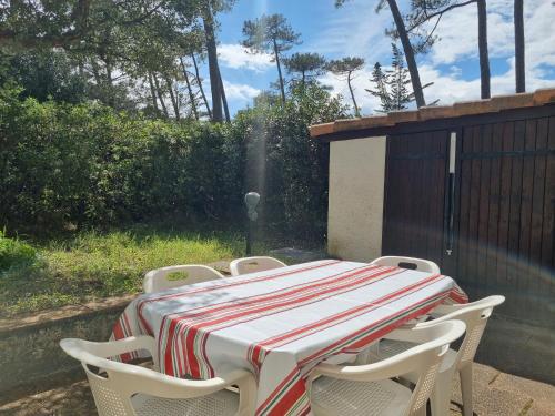 Villa à Seignosse: Plage à pied, Terrasse, 3 Chambres, Quartier calme - FR-1-239-1036
