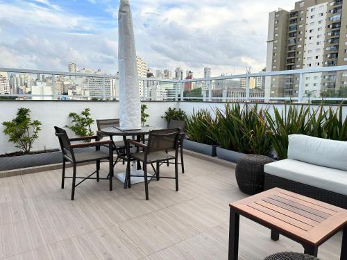 En balkon eller terrasse på Apartamento novo decorado com sacada e linda vista da Cidade