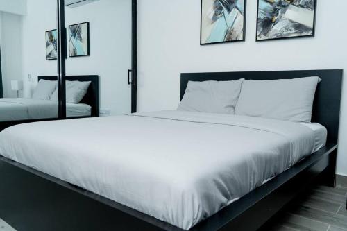 1 dormitorio con 1 cama grande con sábanas blancas en “Hermoso Apartamento En Bávaro” en Punta Cana