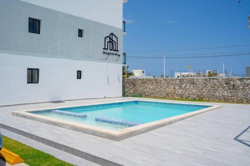 una piscina frente a un edificio blanco en “Hermoso Apartamento En Bávaro” en Punta Cana