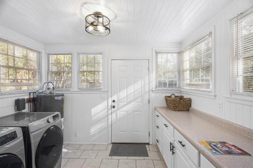 Kuchyň nebo kuchyňský kout v ubytování Forest Hills Cottage