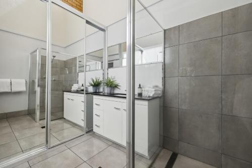 科夫斯港的住宿－Little Gem，浴室设有白色橱柜和玻璃墙