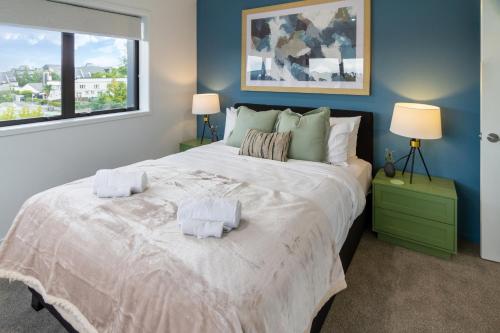 Un pat sau paturi într-o cameră la Chic 3-BR CBD Gem in Christchurch: Prime Location