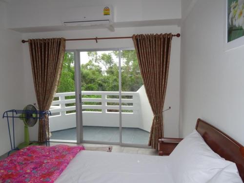 Un pat sau paturi într-o cameră la Rayong Condochain