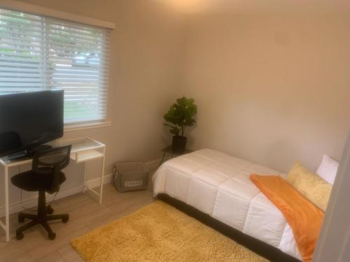 1 dormitorio con 1 cama y TV de pantalla plana en The Cove Downtown, en Sacramento