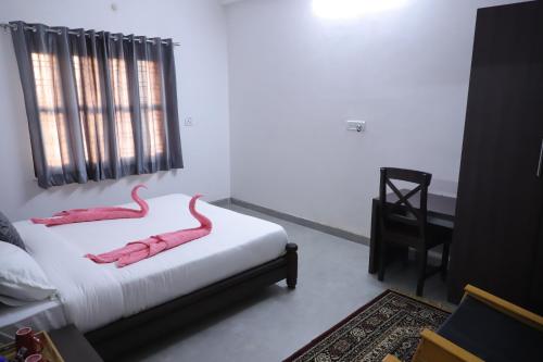 Un dormitorio con una cama con serpientes rosas. en Rajwada Fort, en Dabok