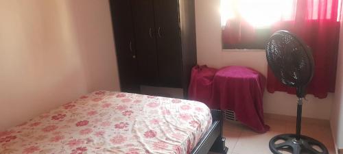 sypialnia z łóżkiem i wentylatorem w obiekcie APARTAMENTO 3 HABITACIONES - No aire acondicionado w mieście Valledupar