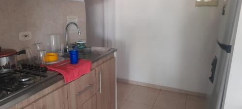 een keuken met een wastafel en een aanrecht bij APARTAMENTO 3 HABITACIONES - No aire acondicionado in Valledupar