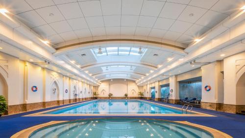 a swimming pool in a building with a ceiling at Nanyuan Hotel in Ningbo