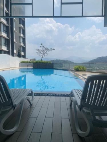 Πισίνα στο ή κοντά στο Gombak, KL at Ayuman Suites with Netflix & panoramic view of Gombak & Batu Caves