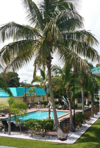 Бассейн в Days Inn & Suites by Wyndham Fort Pierce Midtown или поблизости