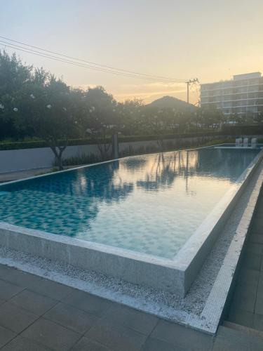 uma grande piscina no meio de um edifício em The Sea Condominium em Sam Roi Yot