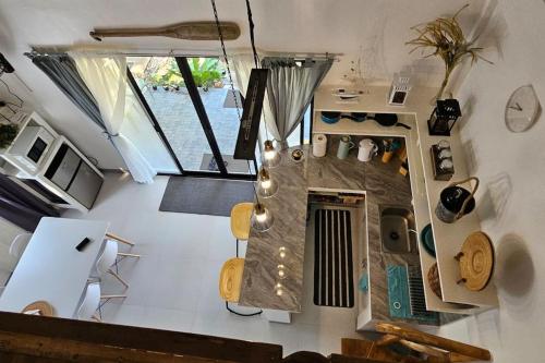 eine Luftansicht einer Küche in einem winzigen Haus in der Unterkunft Experience tiny house living right at the beach, Vacation home in San Francisco