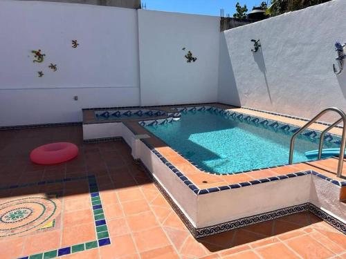 a pool with a hot tub and a frisbee at La Casa de Beto in La Manzanilla