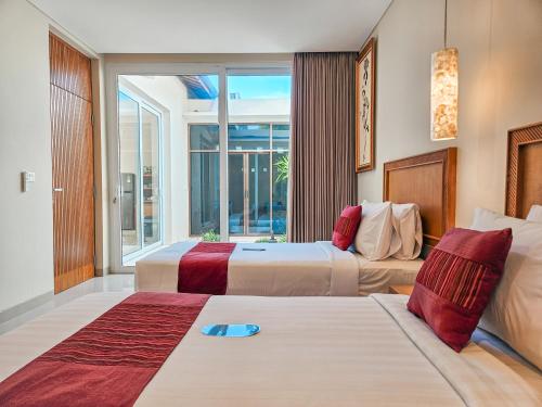 Postel nebo postele na pokoji v ubytování Svarna Suites Seminyak