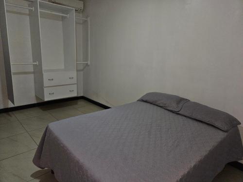 um quarto com uma cama e um armário branco em Mac Elegant Apartment em Beaton