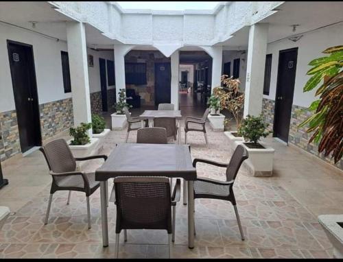 un patio con mesas y sillas en un edificio en Hotel La Nueva Casa del viajero, en Aguachica