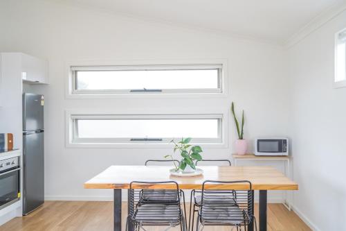 Dapur atau dapur kecil di Charming Highton Hideaway between CBD and Surf Coast