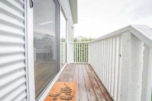 Balkoni atau teres di Charming Highton Hideaway between CBD and Surf Coast