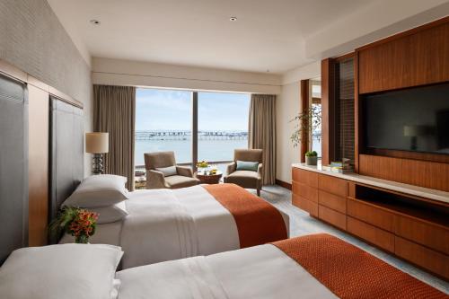 Postel nebo postele na pokoji v ubytování Mandarin Oriental, Macau