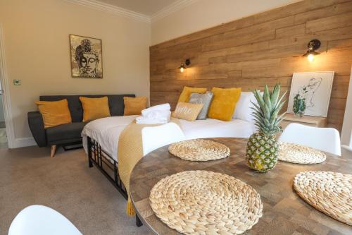 una camera con letto, tavolo e divano di Family Apartment, Close to Town and Beach a Eastbourne