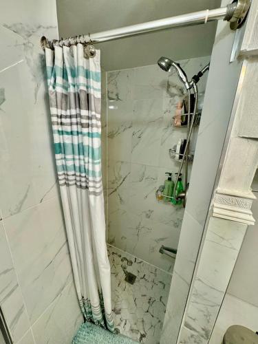 Ένα μπάνιο στο Cozy Private Room with Shared Bathroom on the 1st Floor - Conveniently Located near SeaTac Airport and Downtown