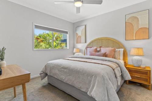 1 dormitorio con cama, escritorio y ventana en Burleigh Getaway en Gold Coast