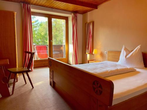 une chambre d'hôtel avec un lit et une fenêtre dans l'établissement Drauradweg Hostel, à Berg im Drautal