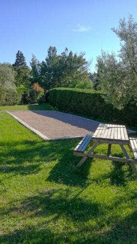 - une table de pique-nique dans l'herbe à côté d'une passerelle dans l'établissement Country villa - Sleeps 8 - Mimosa view, à Tanneron