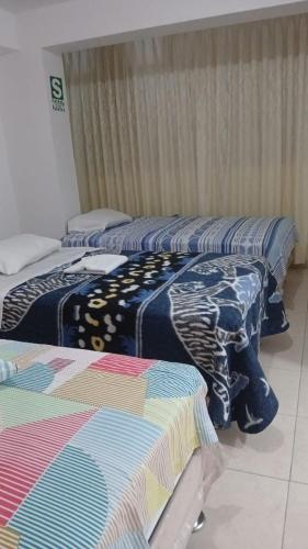 3 Betten stehen in einem Zimmer zur Verfügung in der Unterkunft Huaras hostel in Huaraz