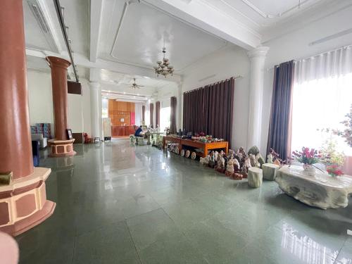 a large room with a lobby with tables and chairs at Khách sạn Phương Thuý 1 in Yên Bái