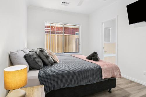 een slaapkamer met een groot bed en een raam bij Shamrock House C in Renmark