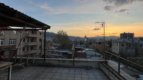 une vue d'une ville depuis le toit d'un immeuble dans l'établissement Garden House Tbilisi, à Tbilissi