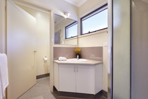 een badkamer met een wastafel en een raam bij The Bright Resort in Bright
