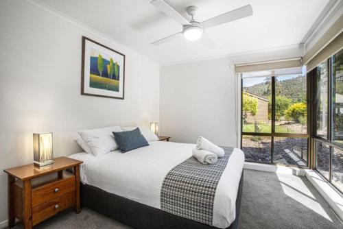 1 dormitorio con cama y ventana en The Bright Resort en Bright