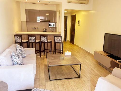 - un salon avec un canapé blanc et une table dans l'établissement Ny Suites, à Beyrouth